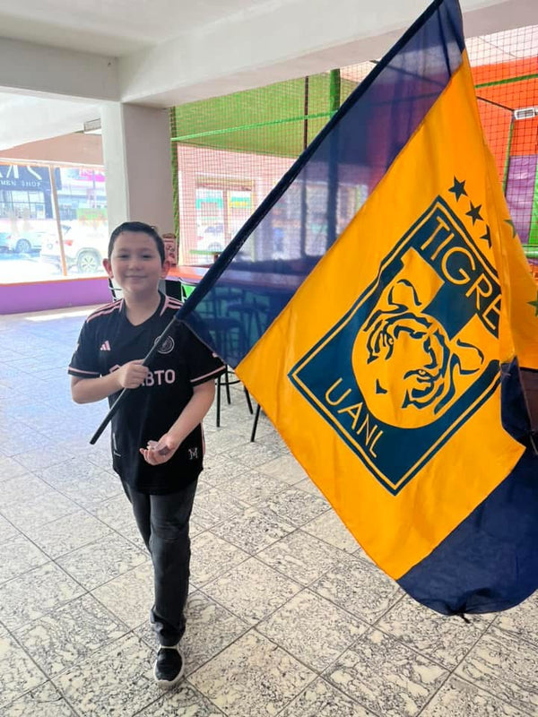 Niño con la bandera de Tigres