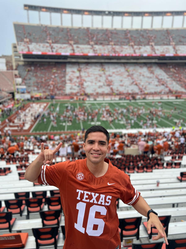 Cliente con el jersey de Texas en el estadio