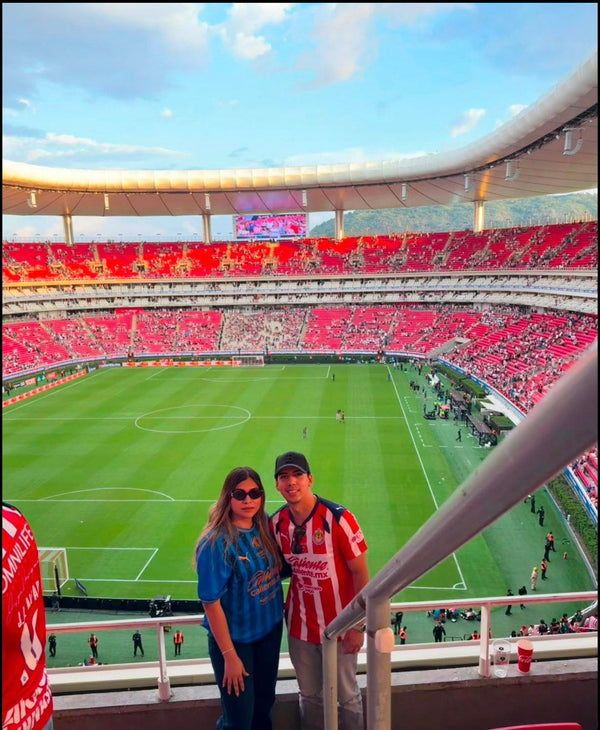 Pareja en el estadio de Chivas