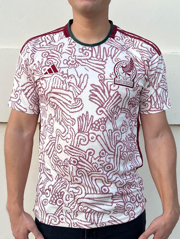 Cliente con el jersey de visita de México