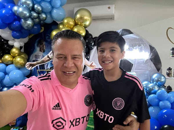 Padre e hijo con los jerseys del Inter Miami