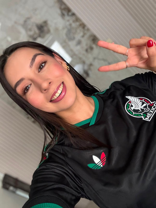 Clienta con el jersey negro de México