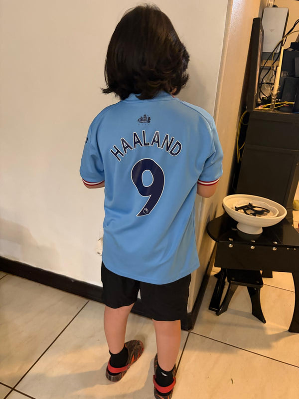 Niño con el jersey de Haaland del Manchester City