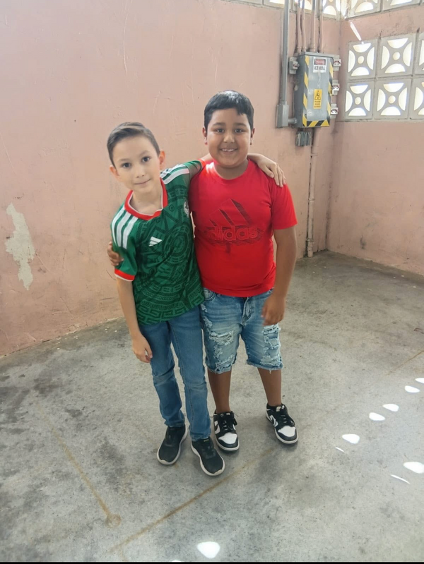 Dos niños con los jerseys de México