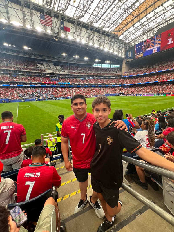Aficionados con los jerseys de Portugal en el estadio